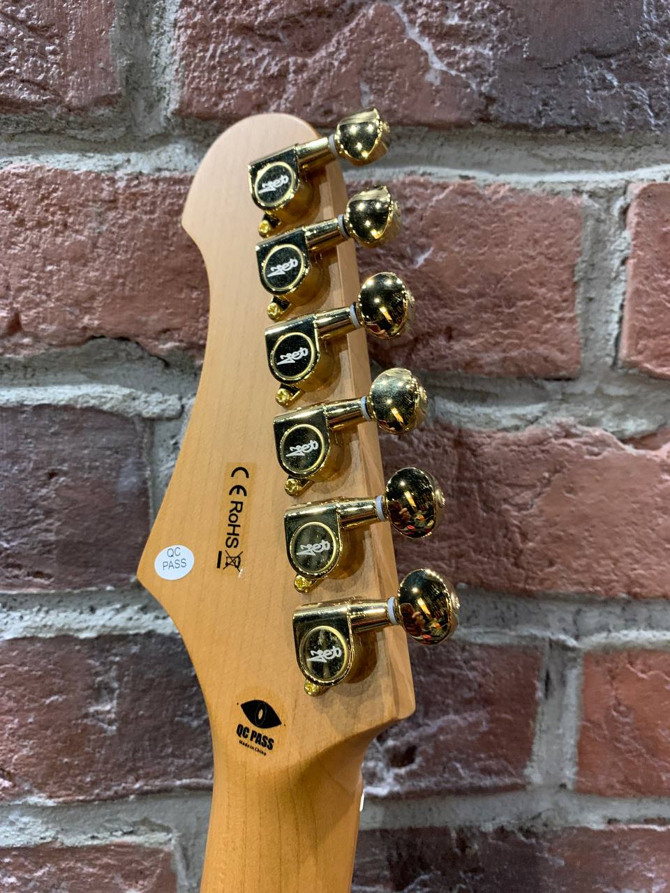 Электрогитара Jet JS-400 Gold с Комбоусилителем 15 ват (комплект) - изображение 9