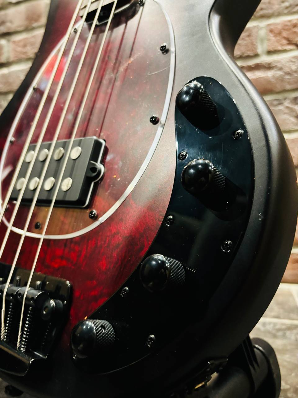 Бас Гитара Sterling Dark Scarlet Burst by Music Man + Портативный Комбик (Индонезия) - изображение 5