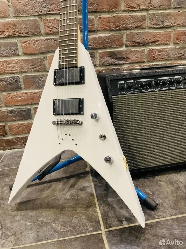 Электрогитара Flying V-HH + Мощный Комбик 40 ват