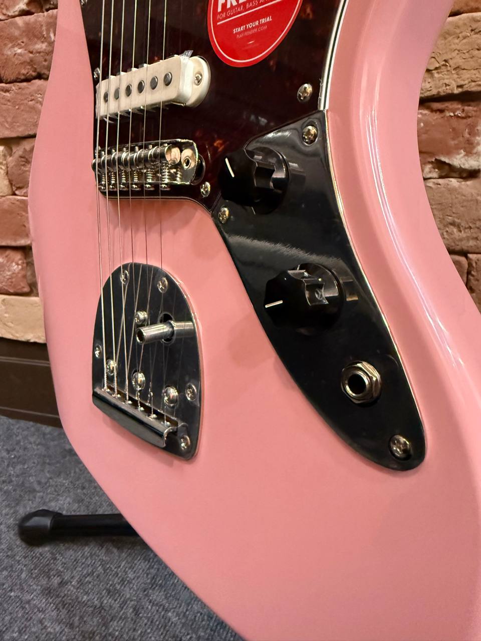 Электрогитара Squier by Fender Classic Vibe '70s Jaguar Pink - изображение 4