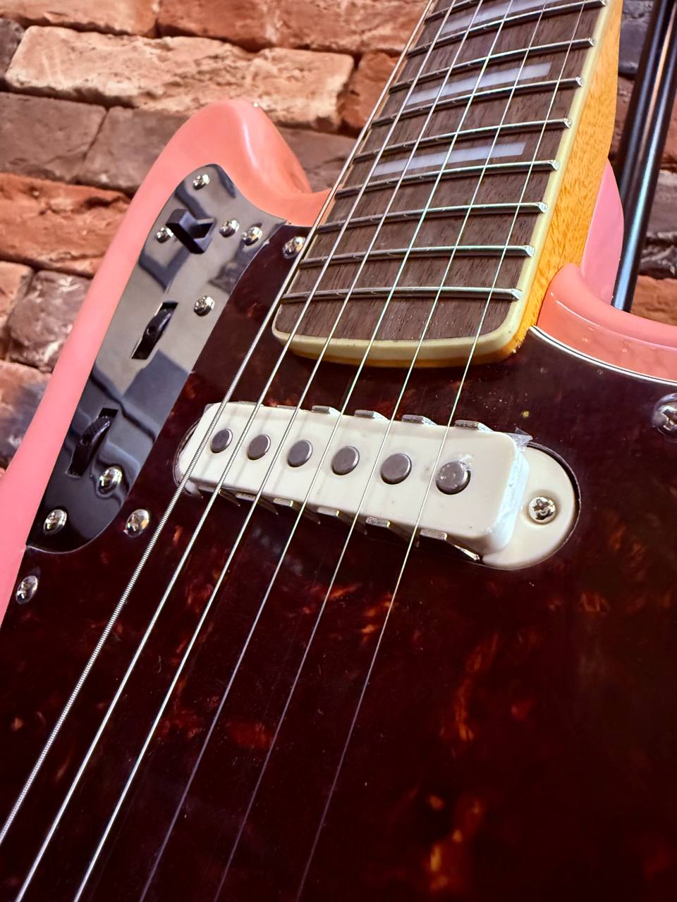 Электрогитара Squier by Fender Classic Vibe '70s Jaguar Pink - изображение 5