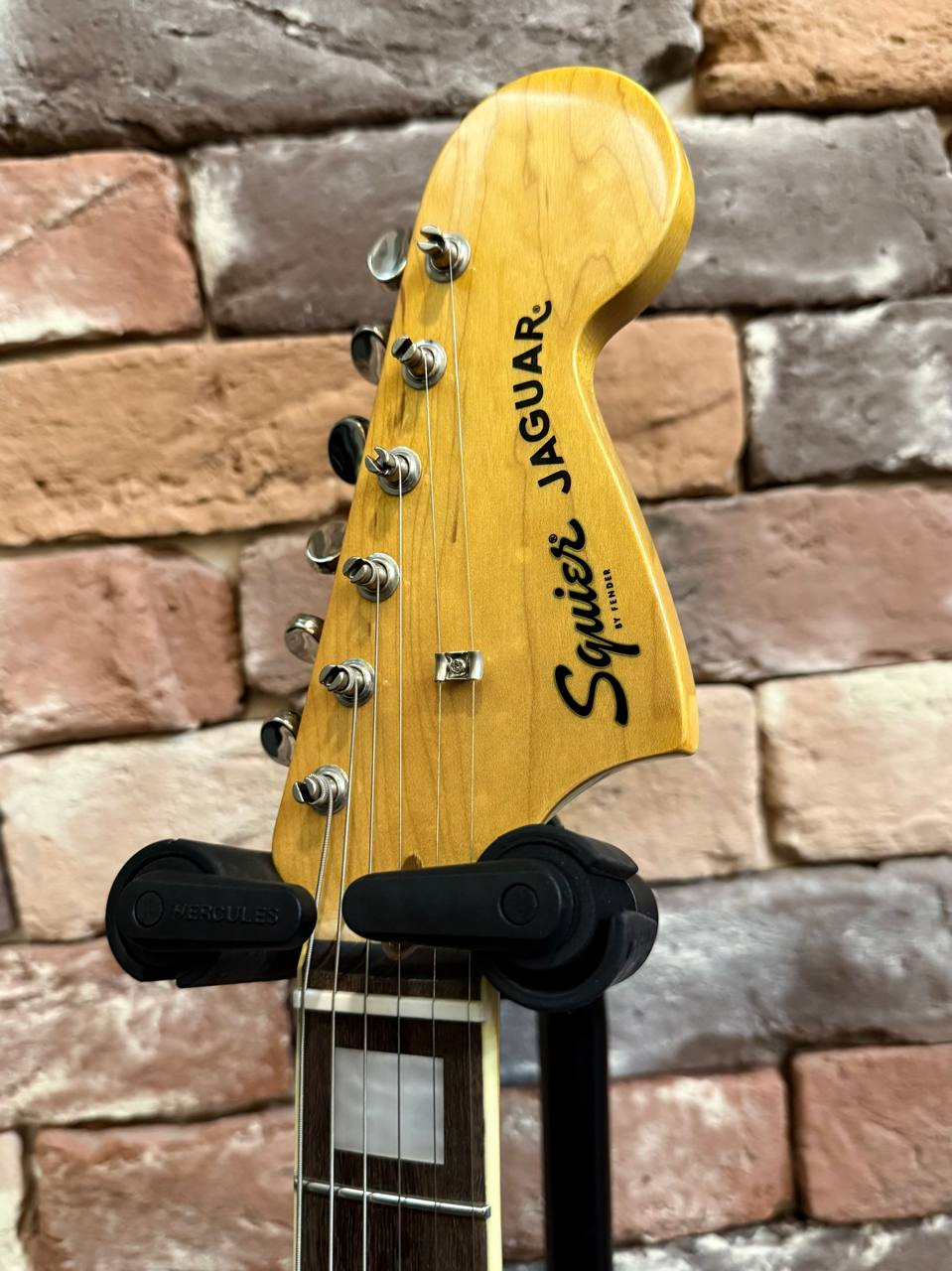 Электрогитара Squier by Fender Classic Vibe '70s Jaguar Pink - изображение 8