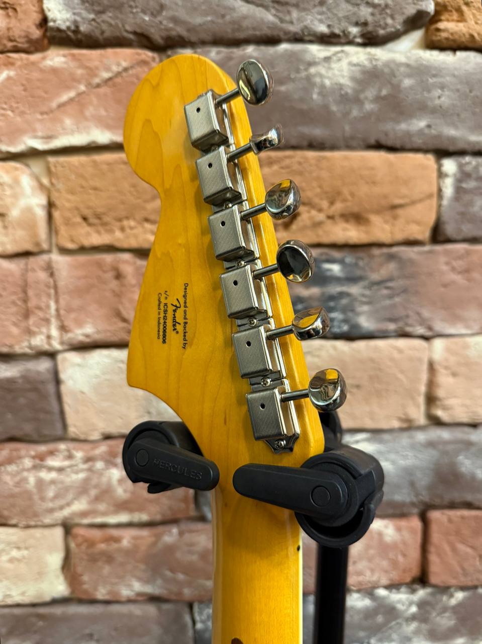 Электрогитара Squier by Fender Classic Vibe '70s Jaguar Pink - изображение 9