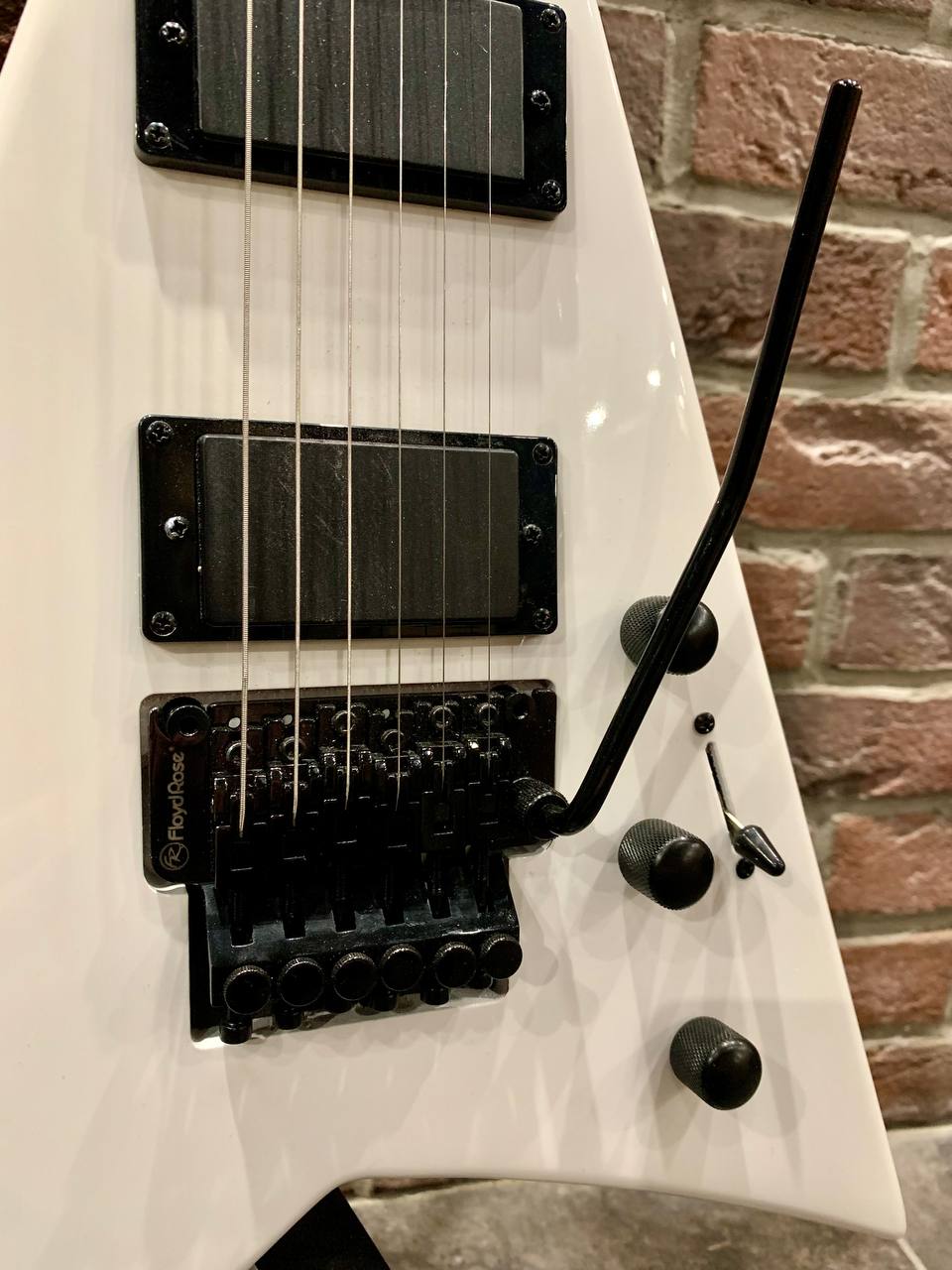 Электрогитара Magna RR-WH Floyd Rose (Активные Звучки) - изображение 3