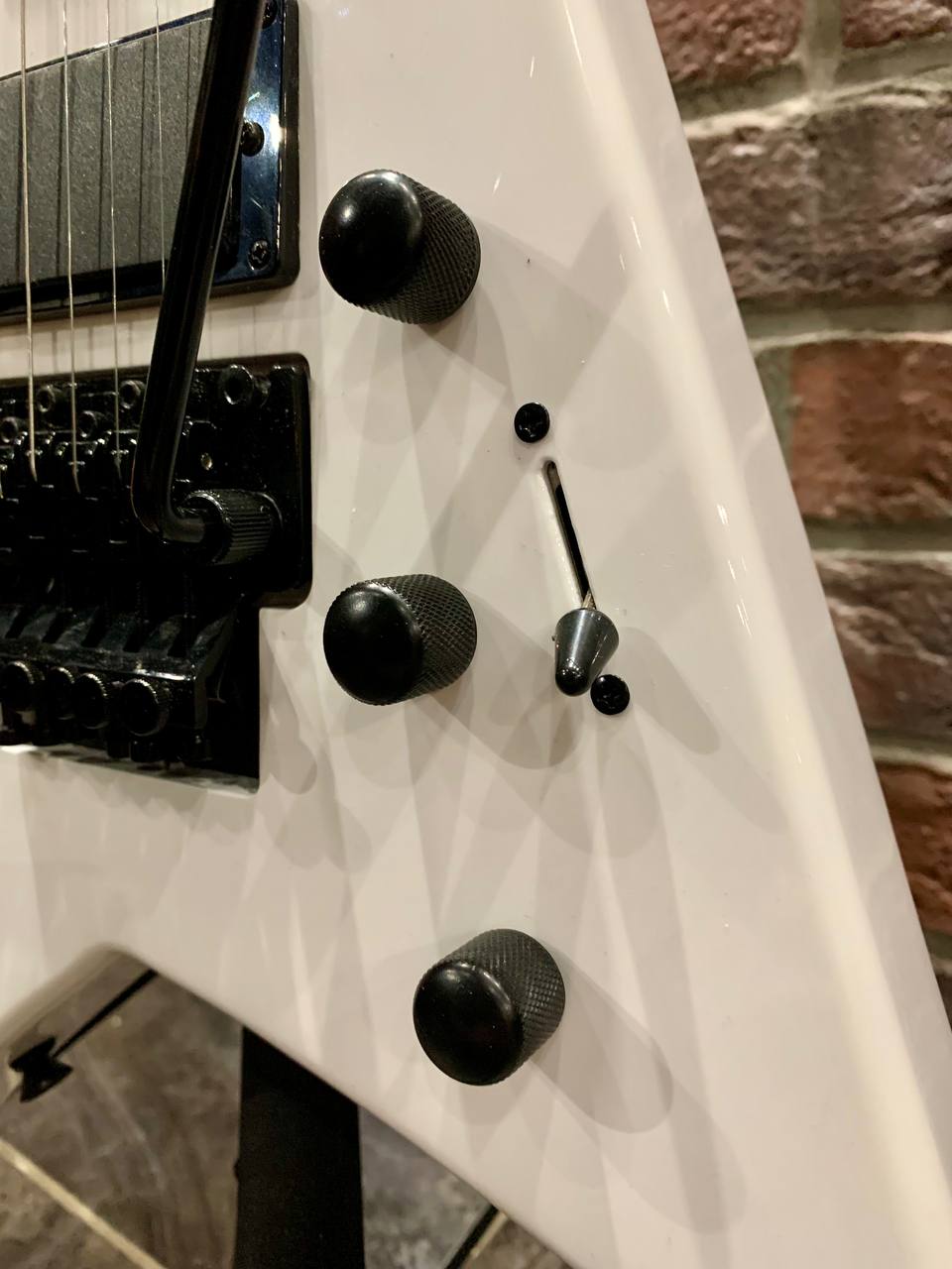 Электрогитара Magna RR-WH Floyd Rose (Активные Звучки) - изображение 4