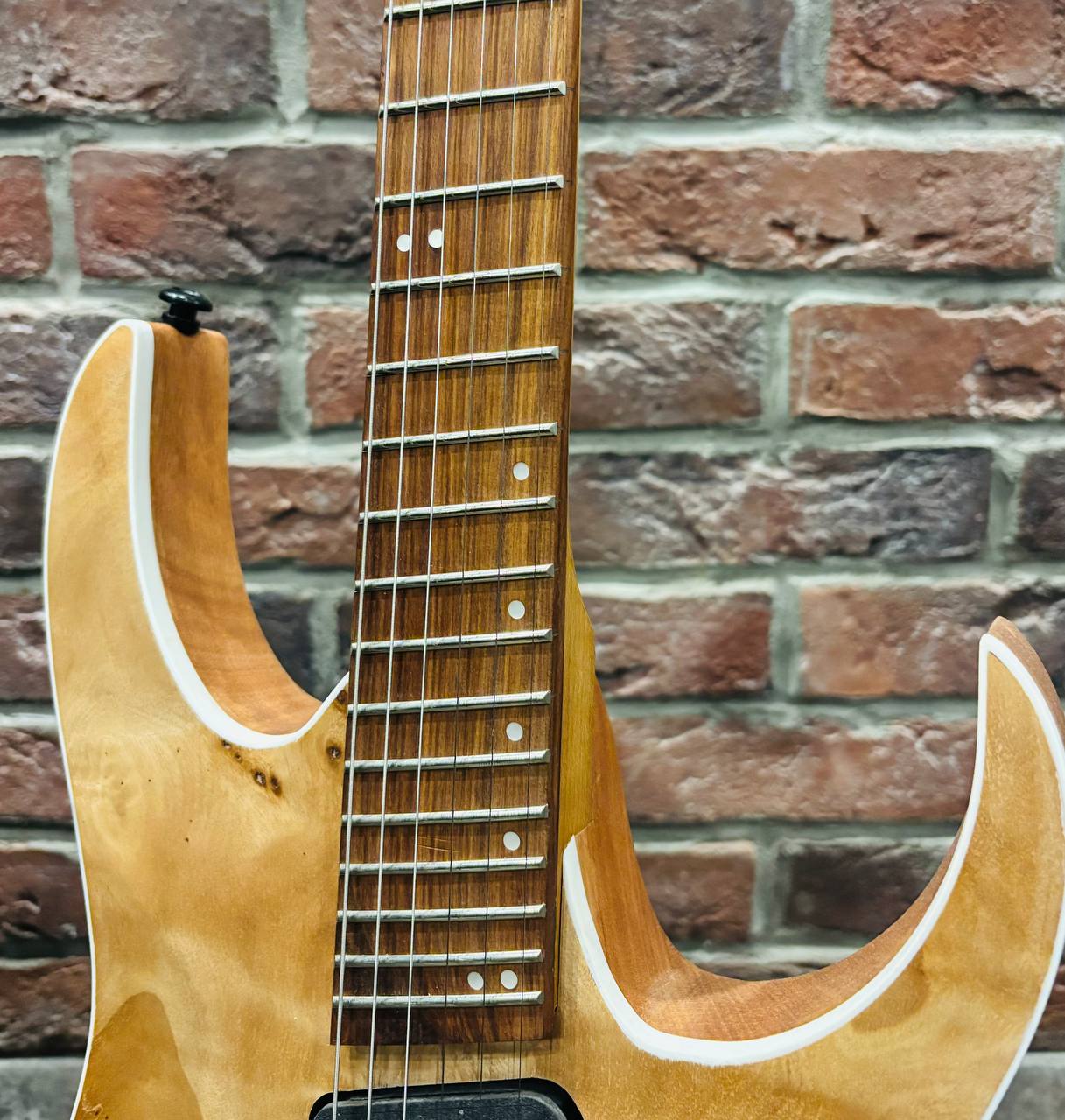 Мультимензурная Электрогитара Real Rock MS-6N+ Комбик NUX 60 ват - изображение 6