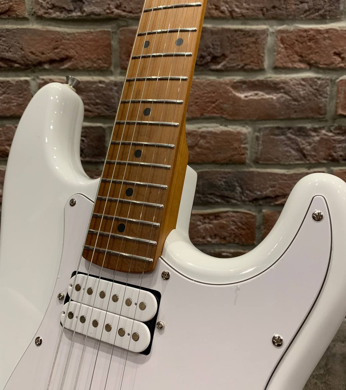 Электрогитара Bosstone Stratocaster HH WH (аналог Fender) - изображение 5