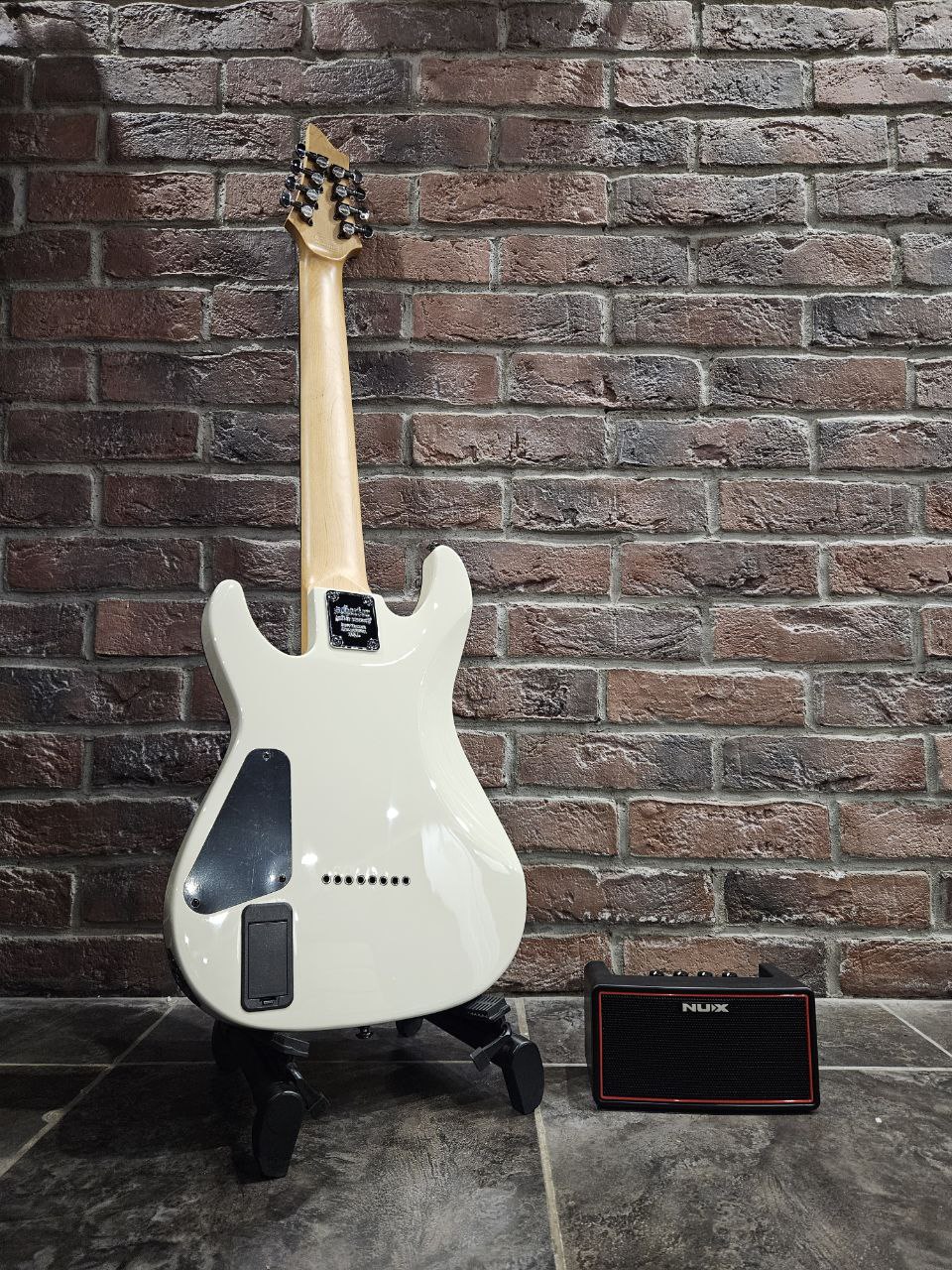 Электрогитара USA Schecter Demon 8 WH + Моделирующий Комбик Nux Air (комплект) - изображение 2