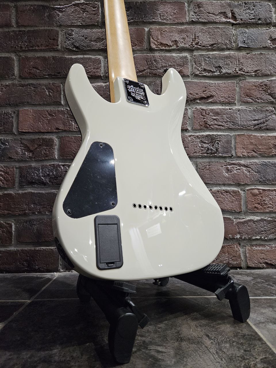 Электрогитара USA Schecter Demon 8 WH + Моделирующий Комбик Nux Air (комплект) - изображение 4