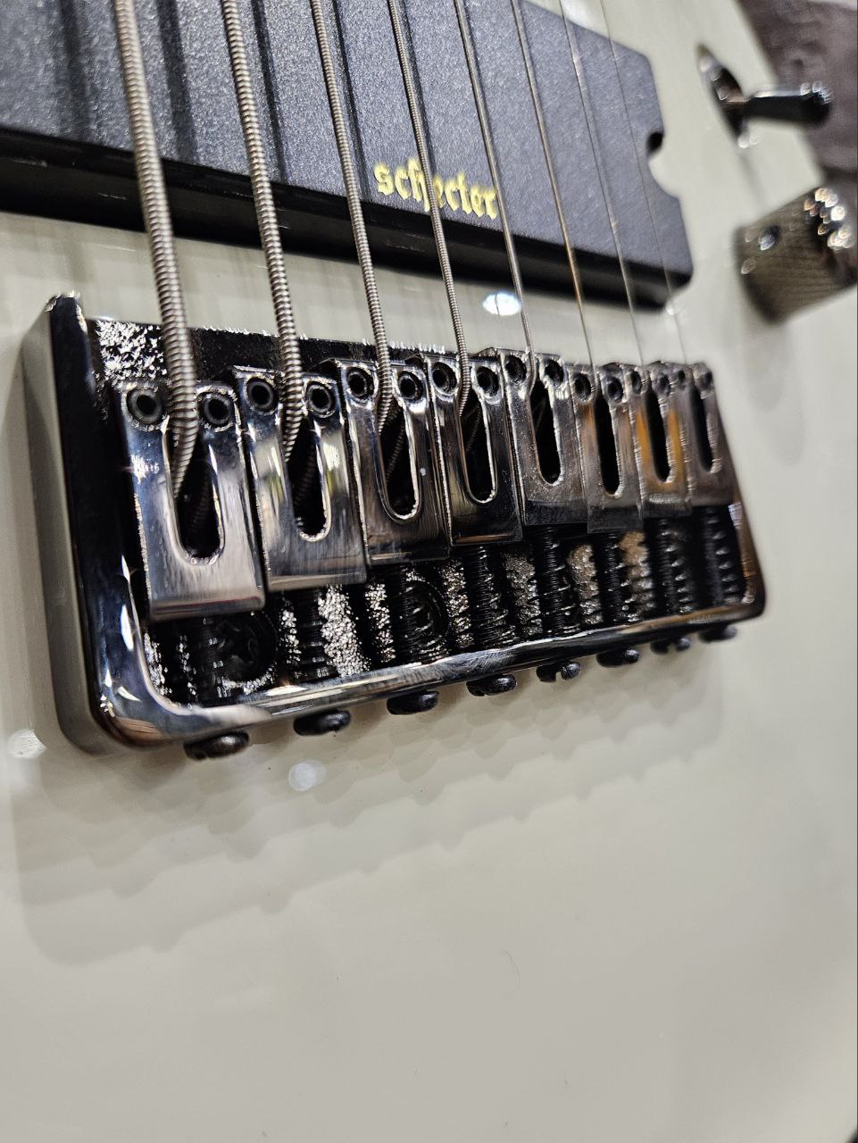 Электрогитара USA Schecter Demon 8 WH + Моделирующий Комбик Nux Air (комплект) - изображение 5