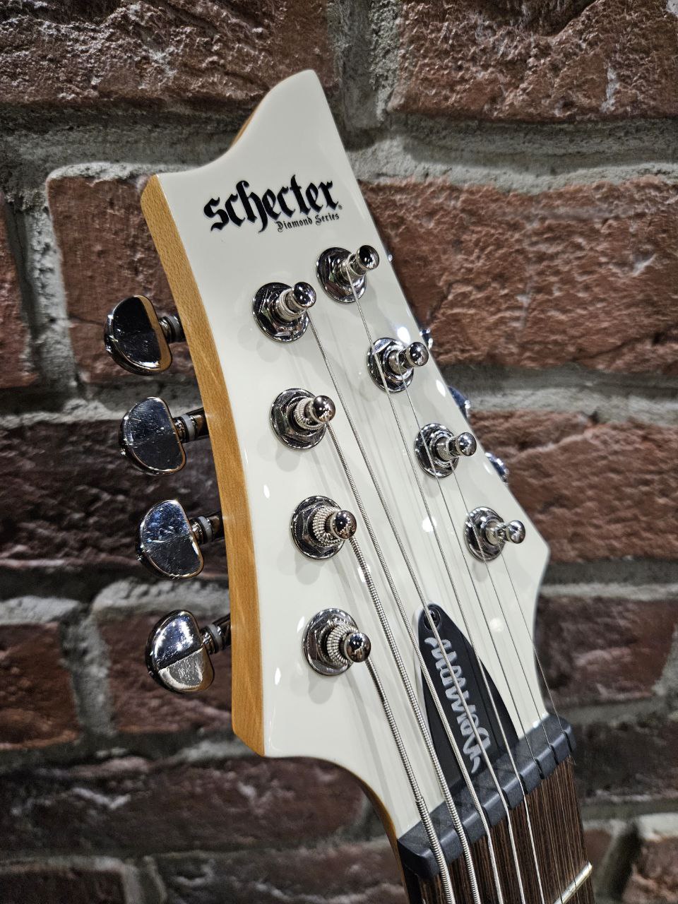Электрогитара USA Schecter Demon 8 WH + Моделирующий Комбик Nux Air (комплект) - изображение 6