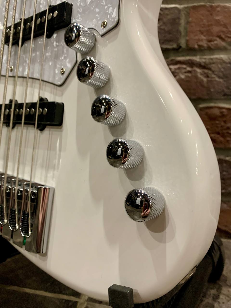Бас Гитара Cort NJS5-WHT + Басовый Комбоусилитель 15 ват - изображение 6