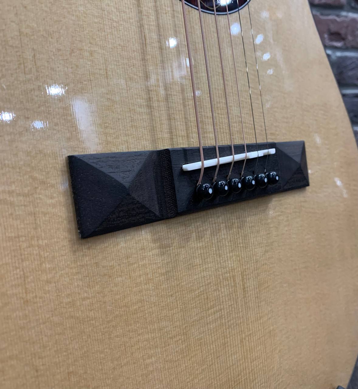 Электро-Акустическая Гитара из Красного Дерева Tesoro Grand EQ - изображение 5