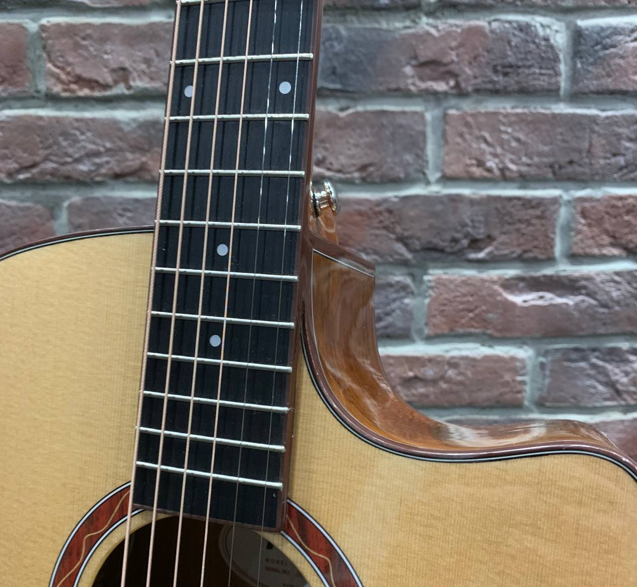 Электро-Акустическая Гитара из Красного Дерева Tesoro Grand EQ - изображение 6