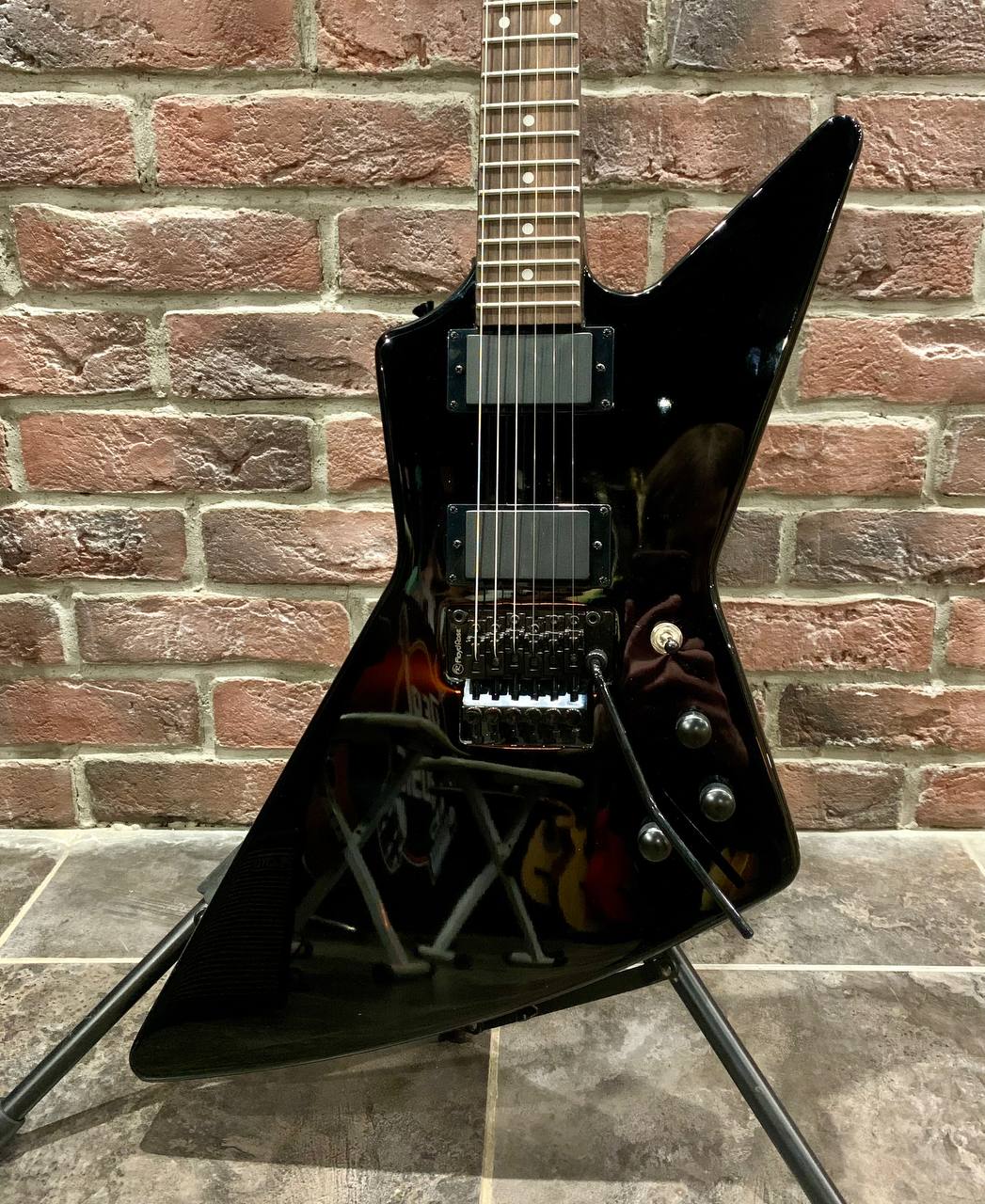 Электрогитара Explorer с Floyd Rose (активы)