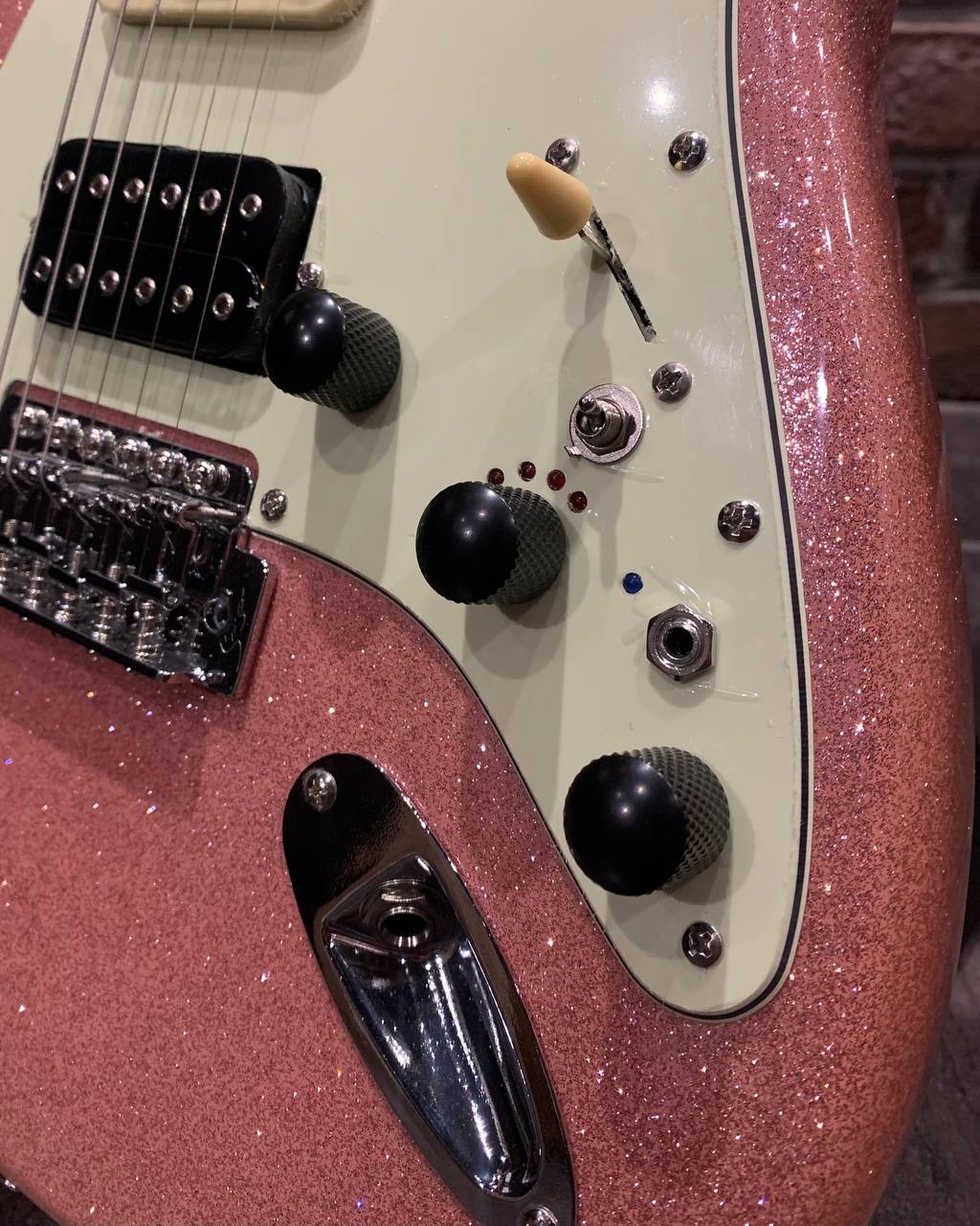 Электрогитара-Процессор Smiger Stratocaster PK (8 Звучаний) - изображение 4