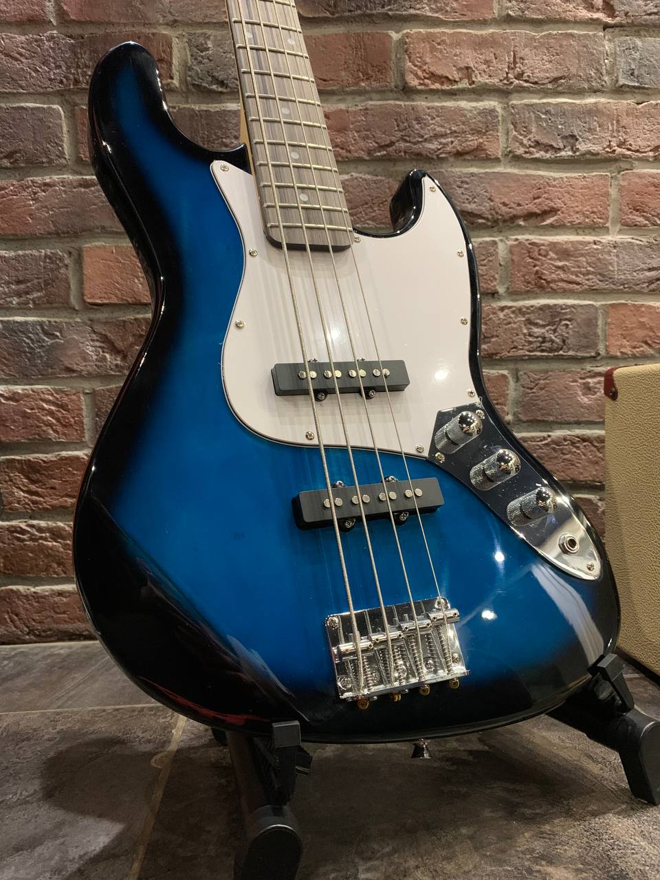 Бас Гитара Jazz Bass BLS + Комбик 15 ват (комплект) - изображение 3