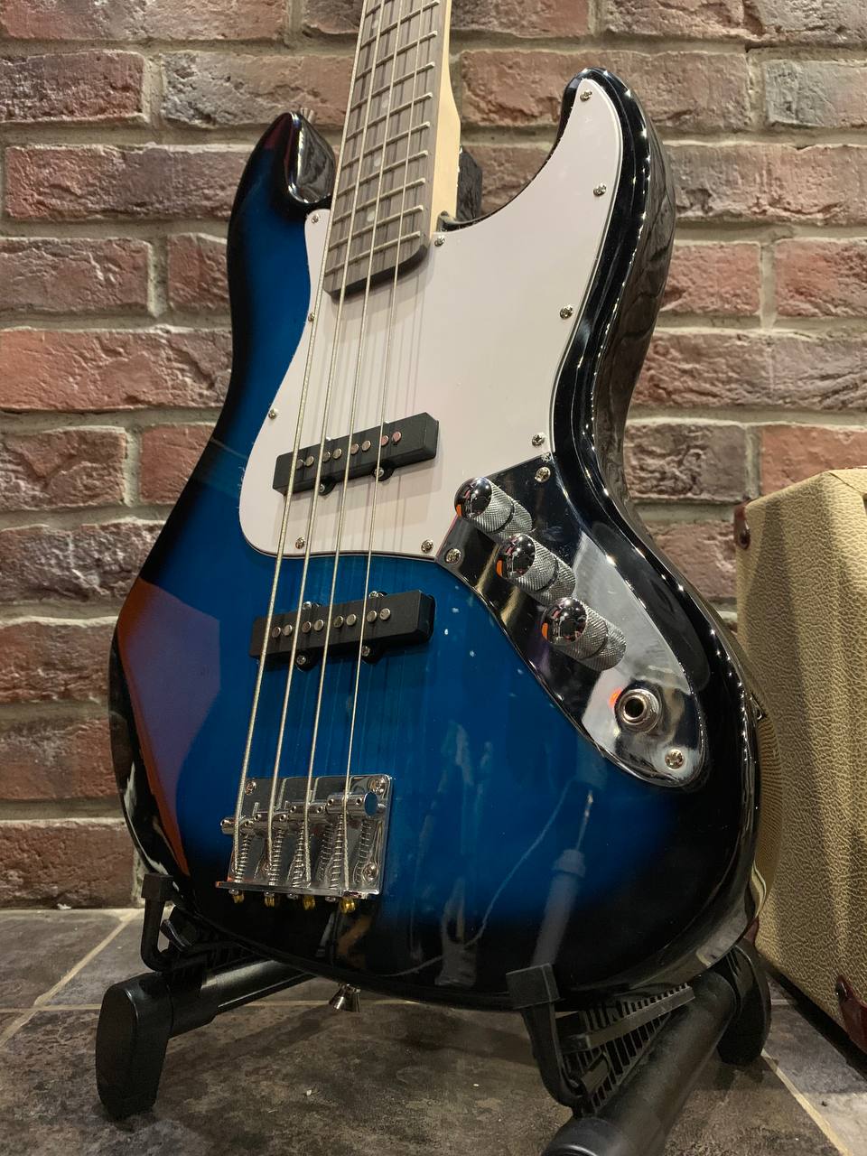 Бас Гитара Jazz Bass BLS + Комбик 15 ват (комплект) - изображение 7