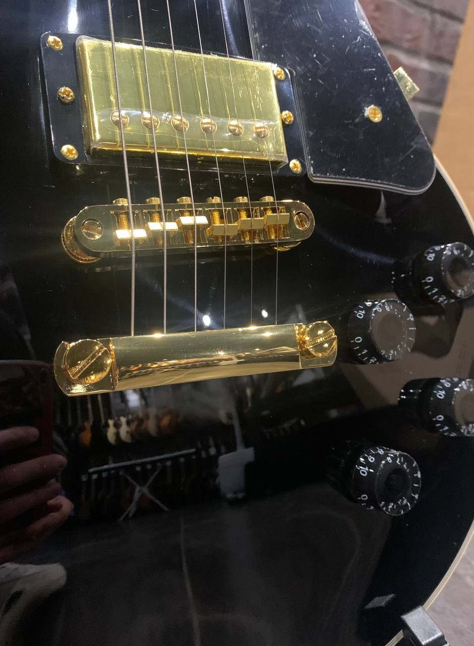 Электрогитара McCartney Les Paul Gold Black - изображение 3