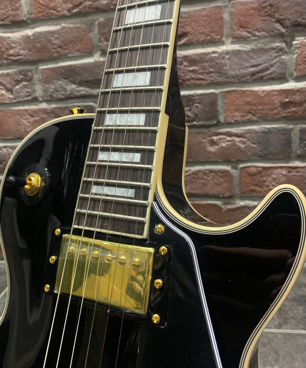 Электрогитара McCartney Les Paul Gold Black - изображение 5