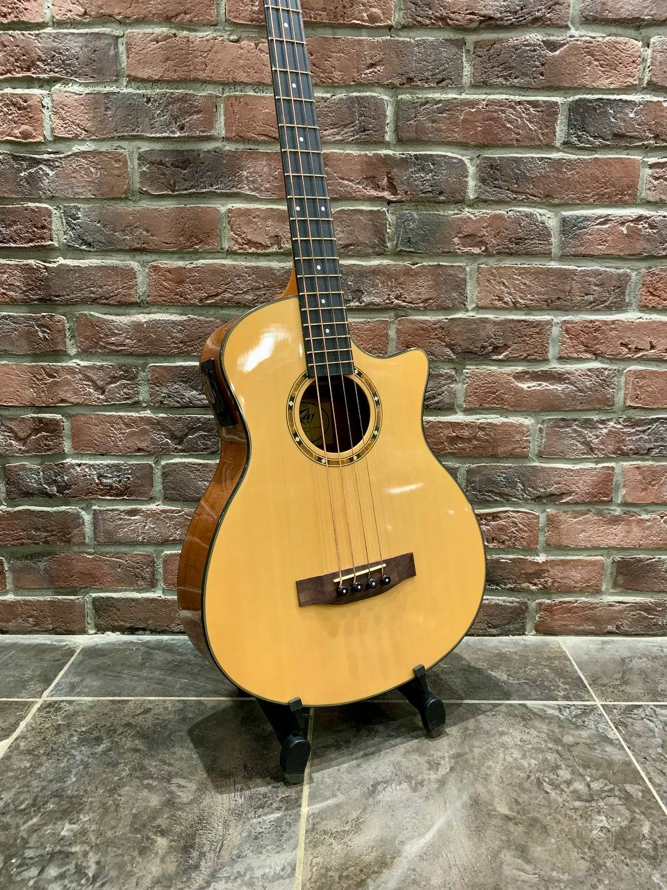 Акустический Бас с Подключением Peavay EQ (Массив Ели)