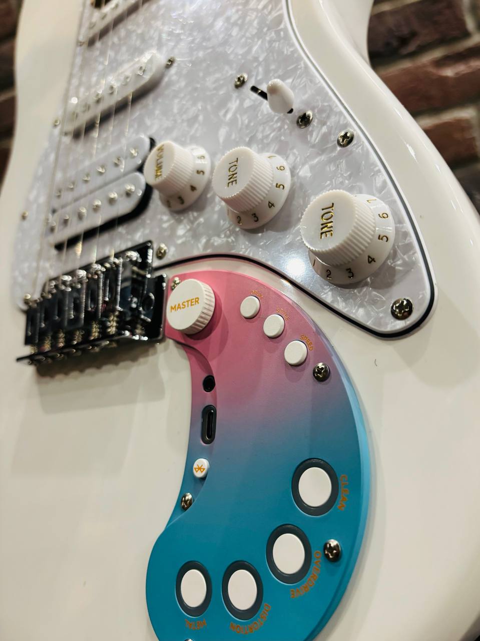 Электрогитара Stratocaster HSS со Встроенным Процессором и Драм Машиной  - изображение 3