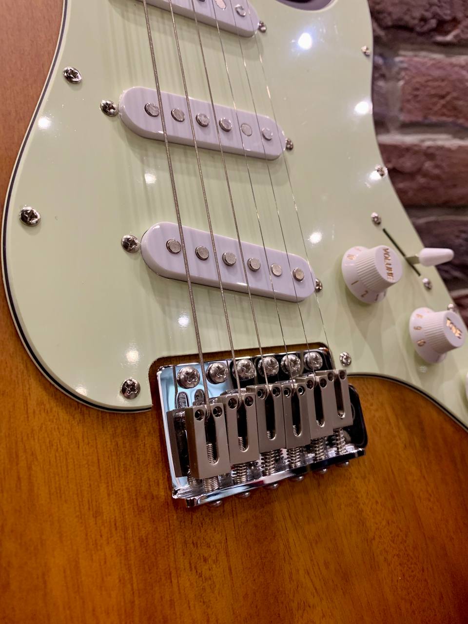 Электрогитара EART YMX-SG3 Brown Sunburst - изображение 3