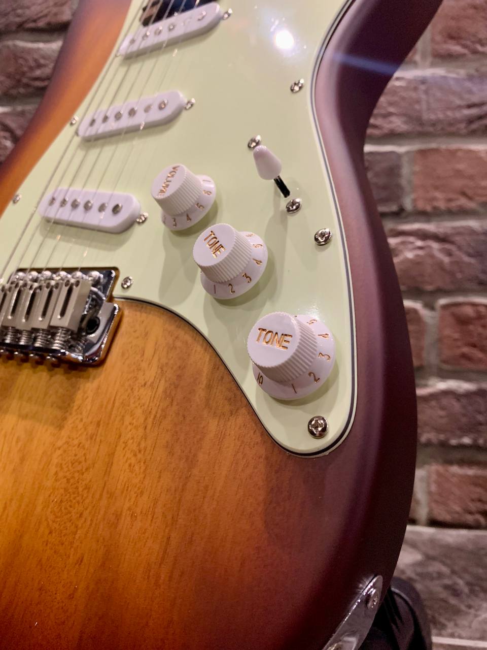 Электрогитара EART YMX-SG3 Brown Sunburst - изображение 4
