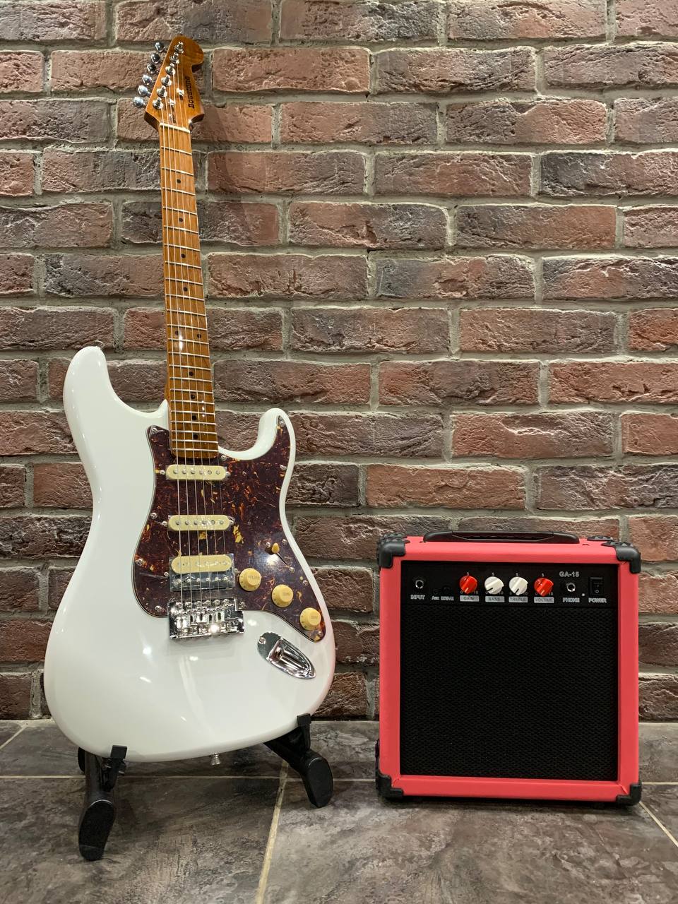 Электрогитара Stratocaster + Стильный Комбик 15 ват