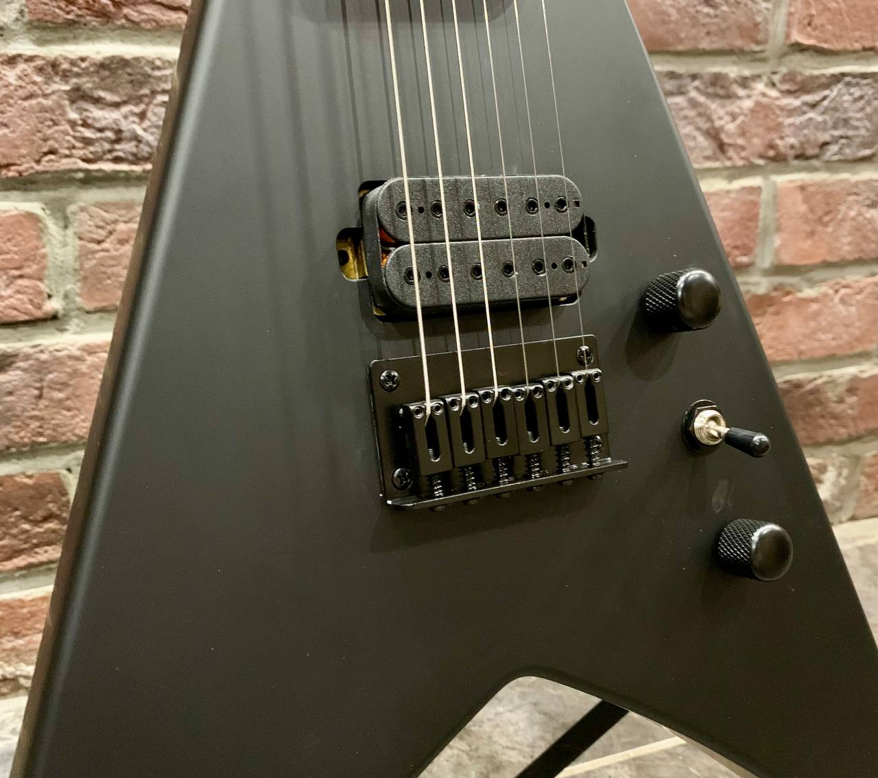 Электрогитара Spira Flying V-400 MBK - изображение 4