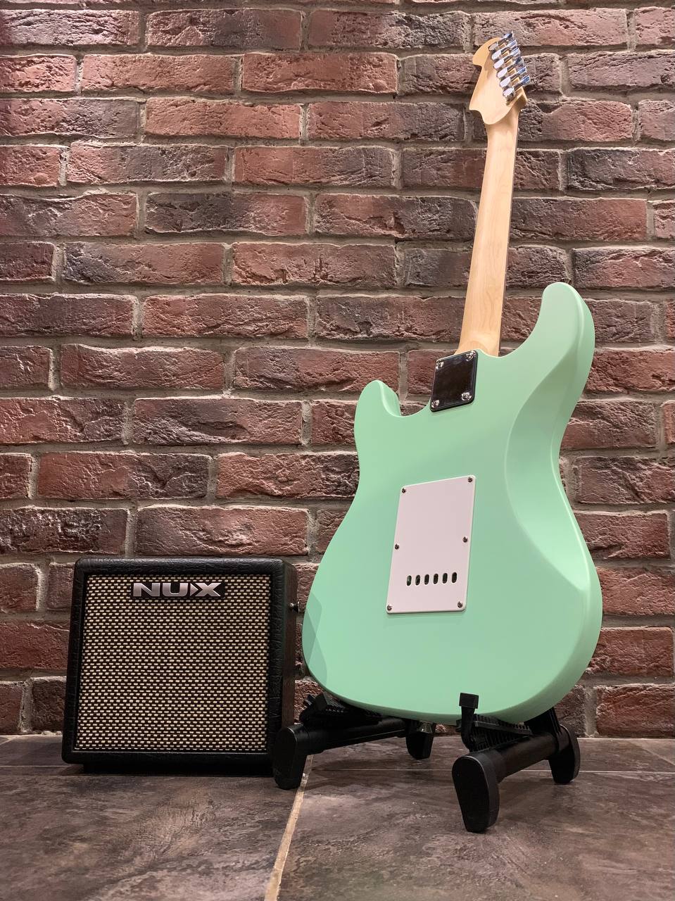 Электрогитара Stratocaster HSS + Цифровой Комбик NUX Mark 2 (комплект) - изображение 2