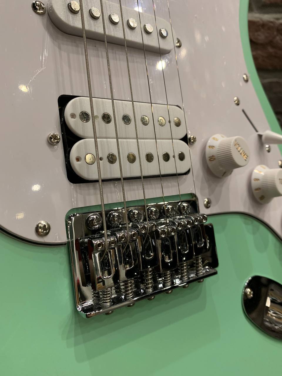 Электрогитара Stratocaster HSS + Цифровой Комбик NUX Mark 2 (комплект) - изображение 5
