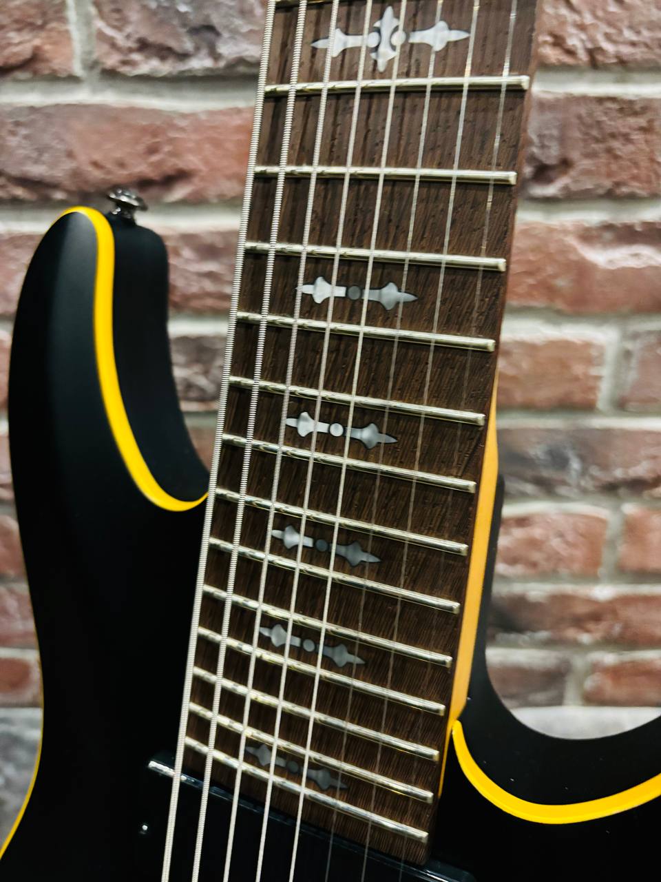 Электрогитара Schecter Demon 8 Black Mate + Комбик 15 ват с Перегрузом (USA) - изображение 4