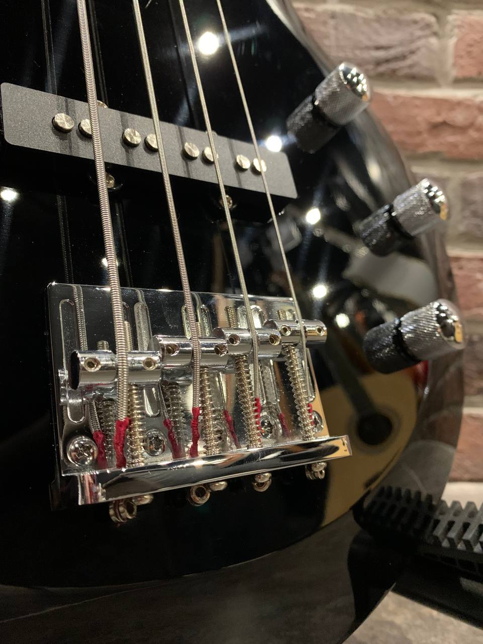 Бас Гитара Les Paul Clevan Black - изображение 2