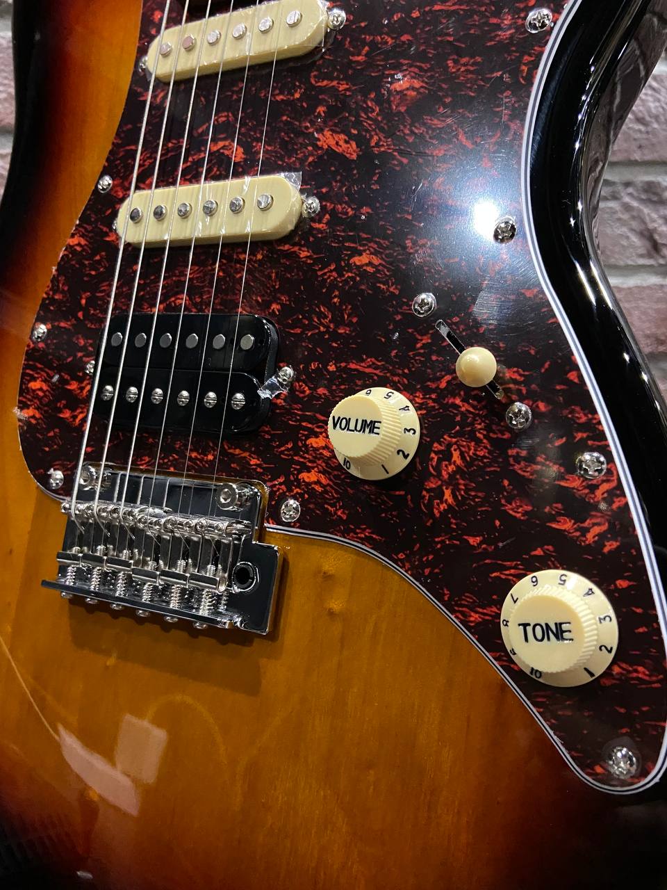 Электрогитара Jet 400 SB HSS + Комбик-Тюнер 10 ват (аналог Fender) - изображение 5