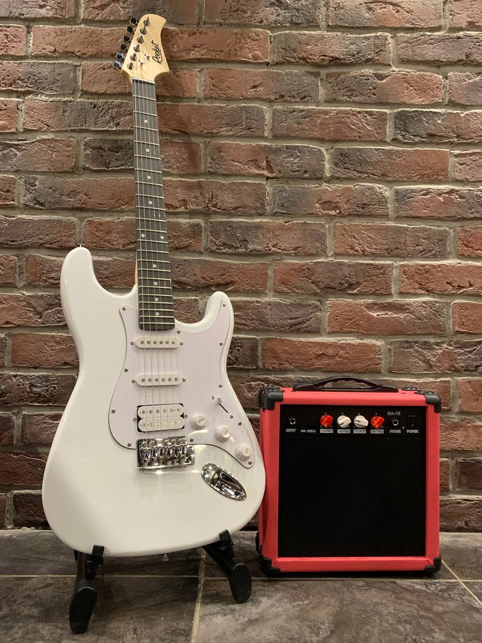 Электрогитара Stratocaster + Комбик 15 ват (комплект)