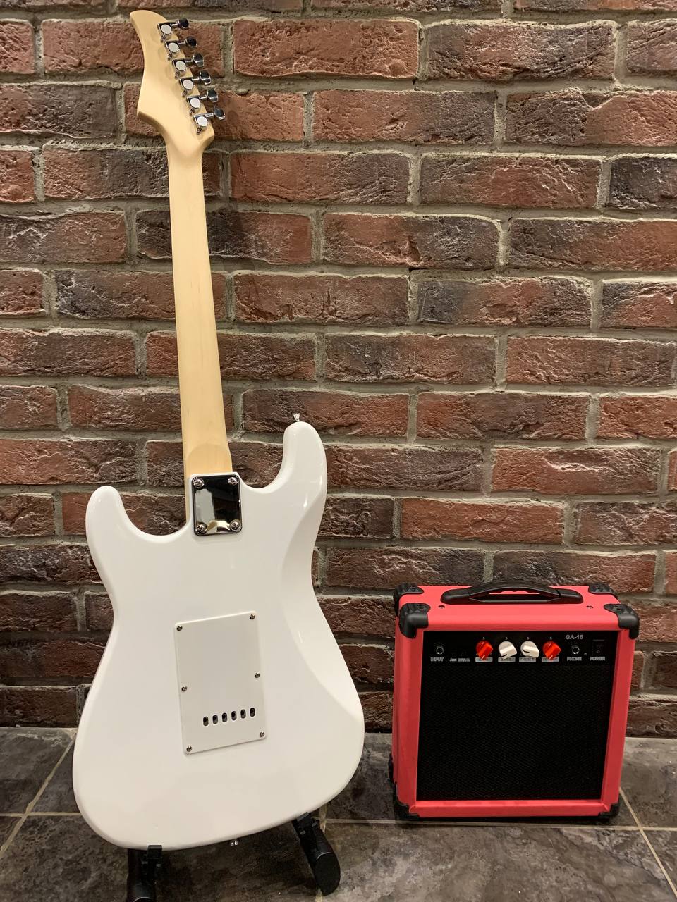 Электрогитара Stratocaster + Комбик 15 ват (комплект) - изображение 2