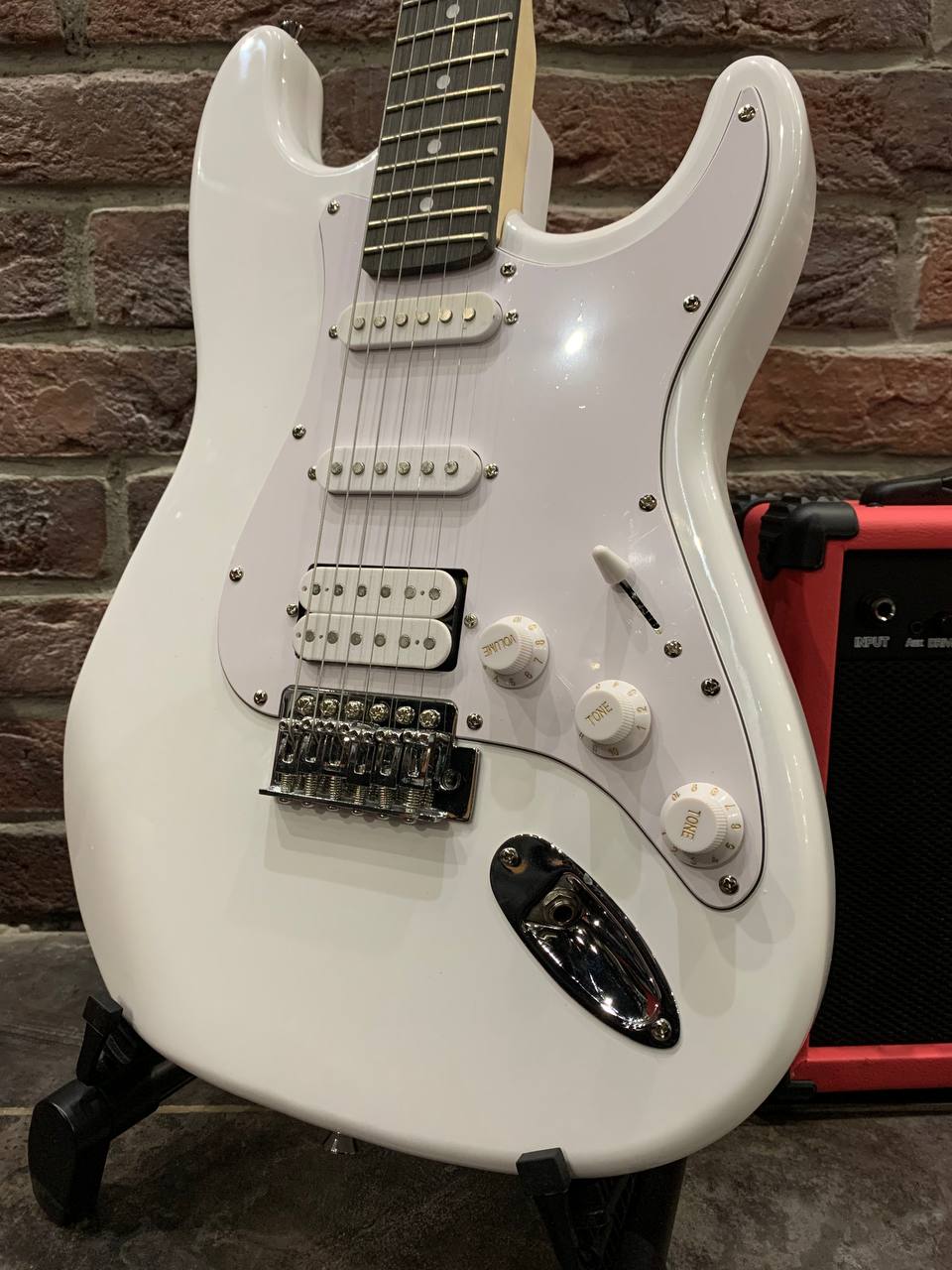Электрогитара Stratocaster + Комбик 15 ват (комплект) - изображение 3