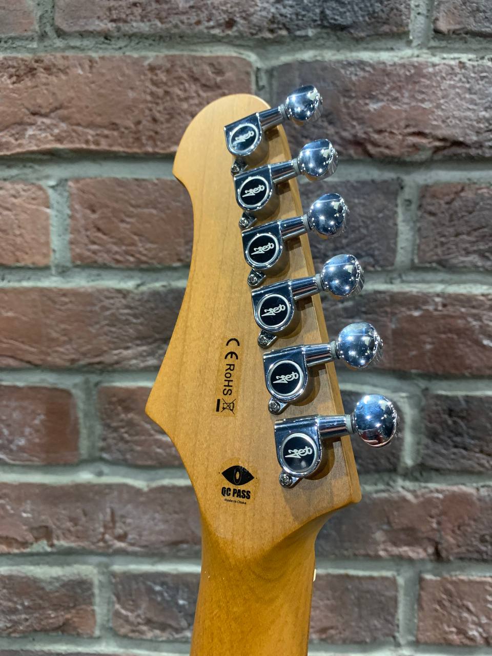 Электрогитара Jet Jaguar JJ-350 BK - изображение 9