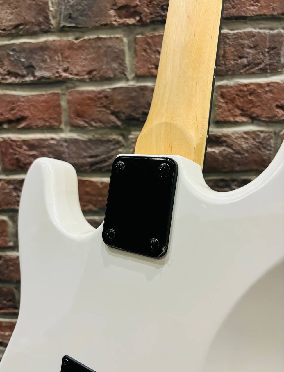 Электрогитара Stratocaster HSS Black Series + Комбик 15 ват (комплект) - изображение 6