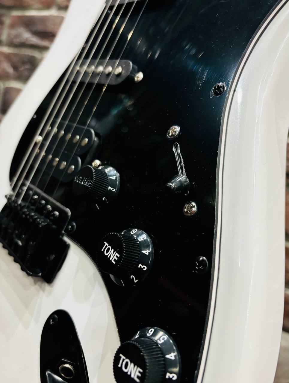 Электрогитара Stratocaster HSS Black Series + Комбик 15 ват (комплект) - изображение 7