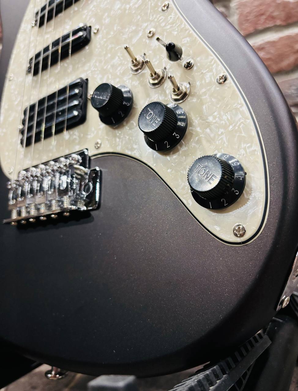 Электрогитара Grote HSS Stratocaster (Рельсовые Звучки с Отсечкой) - изображение 3