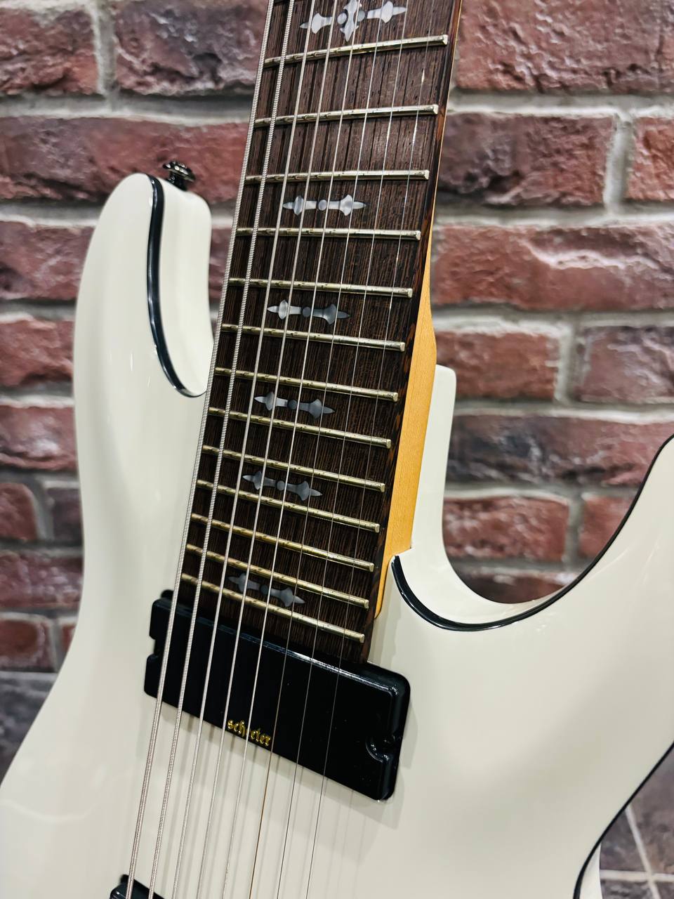 Электрогитара Schecter Demon 8 + Портативный Цифровой Комбик NUX MK-2 (комплект) - изображение 6