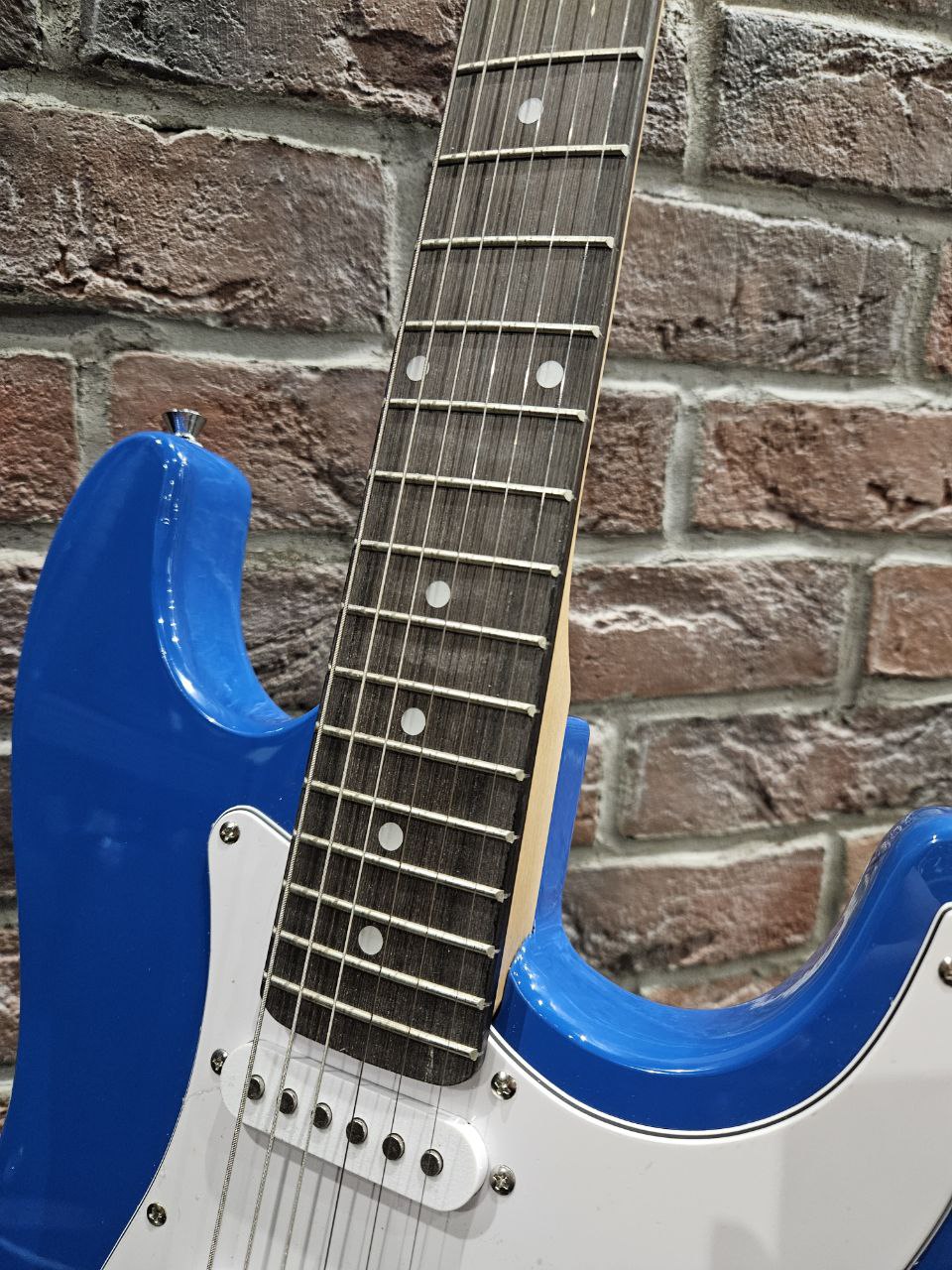 Электрогитара HSS под Fender + Цифровой Комбик с Эффектами и Драм Машиной - изображение 6
