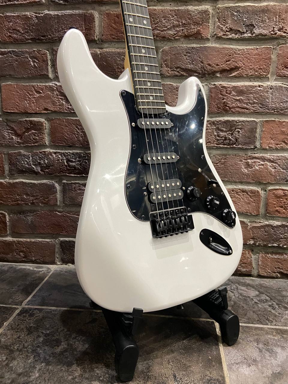 Электрогитара HHS Stratocaster + Цифровой Комбик с Эффектами Vox (комплект) - изображение 3