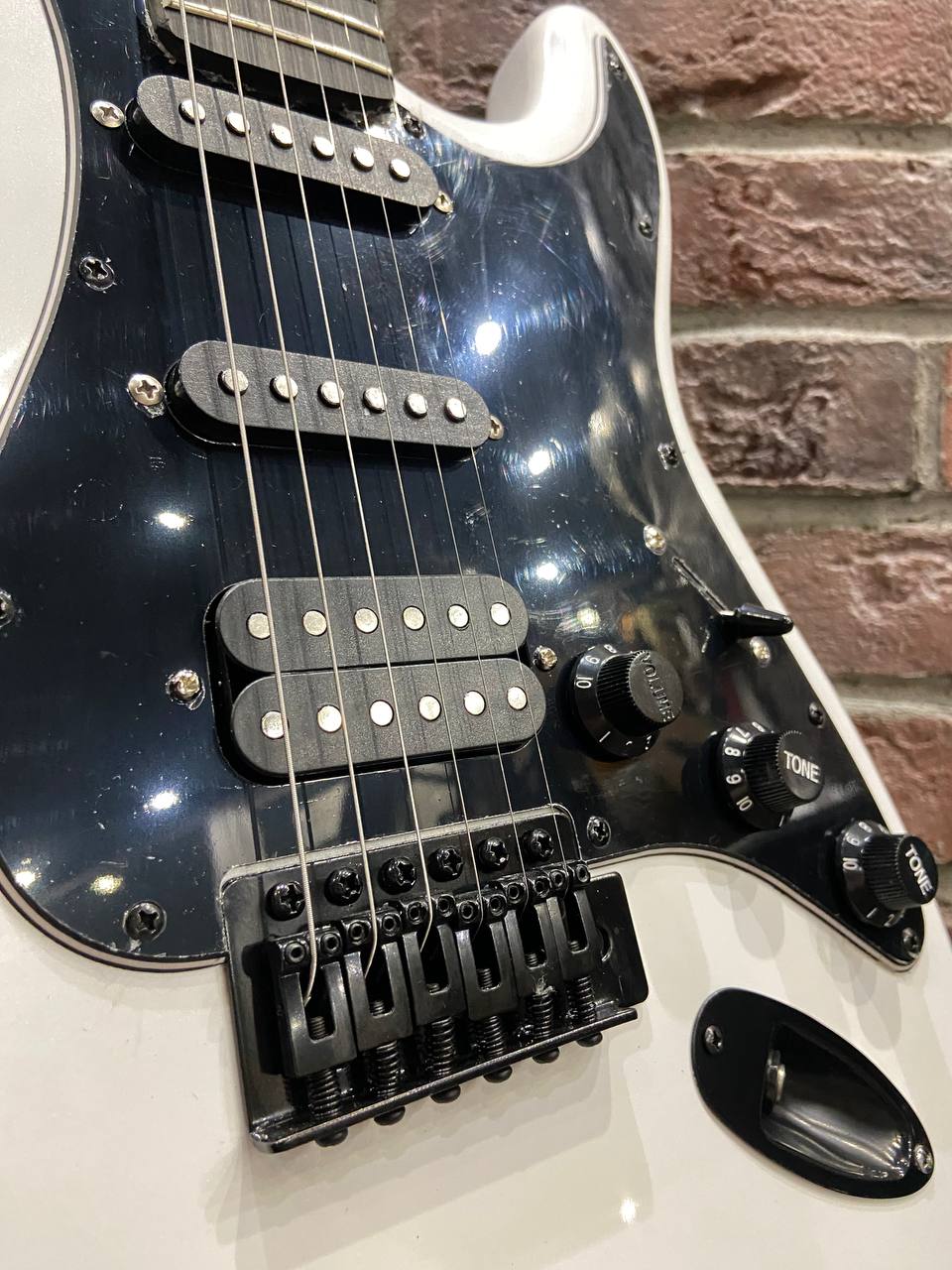 Электрогитара HHS Stratocaster + Цифровой Комбик с Эффектами Vox (комплект) - изображение 5
