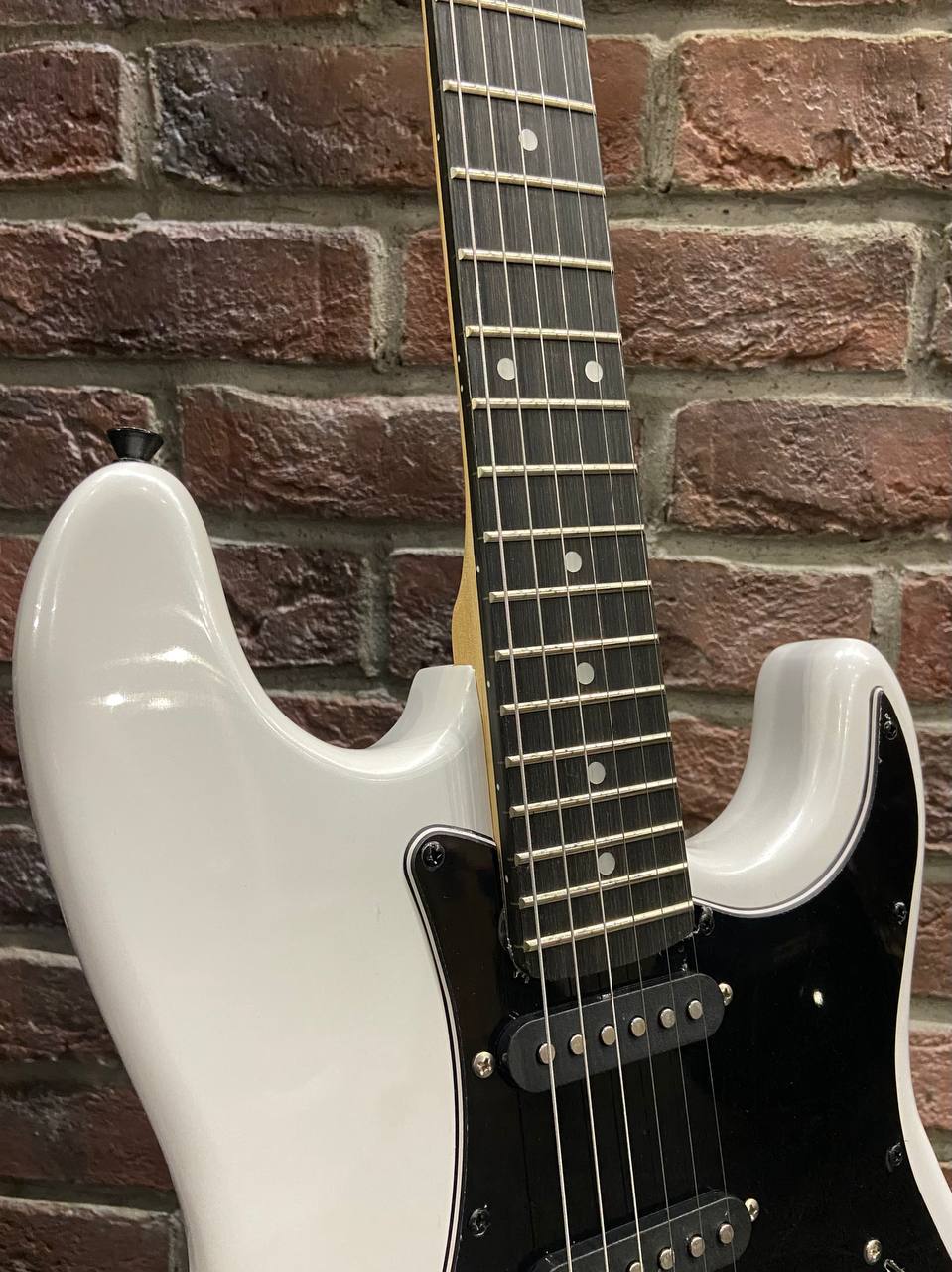 Электрогитара HHS Stratocaster + Цифровой Комбик с Эффектами Vox (комплект) - изображение 6