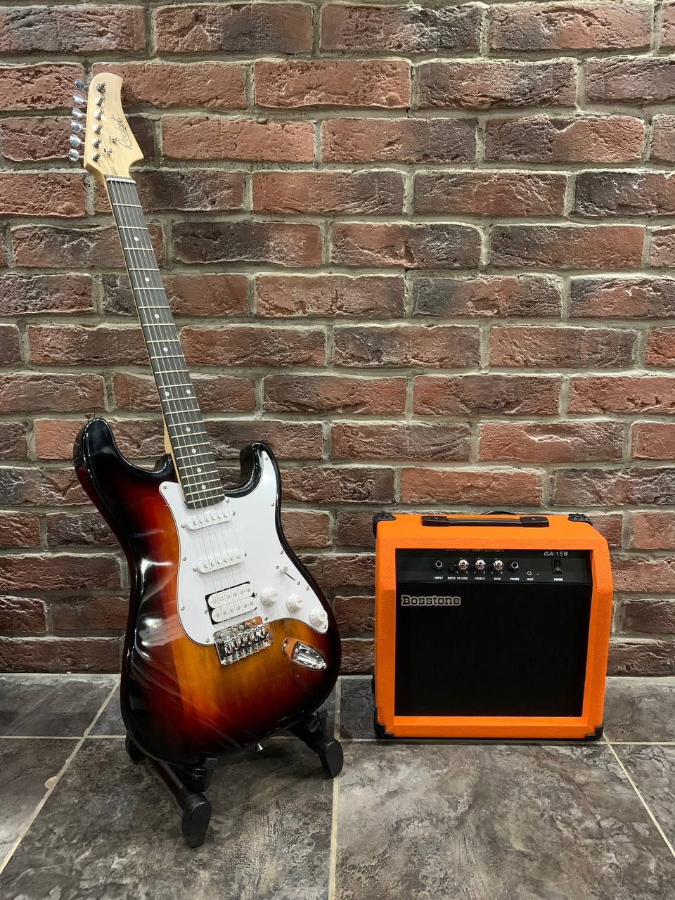 Электрогитара Stratocaster с Мощным Комбоусилителем (комплект)
