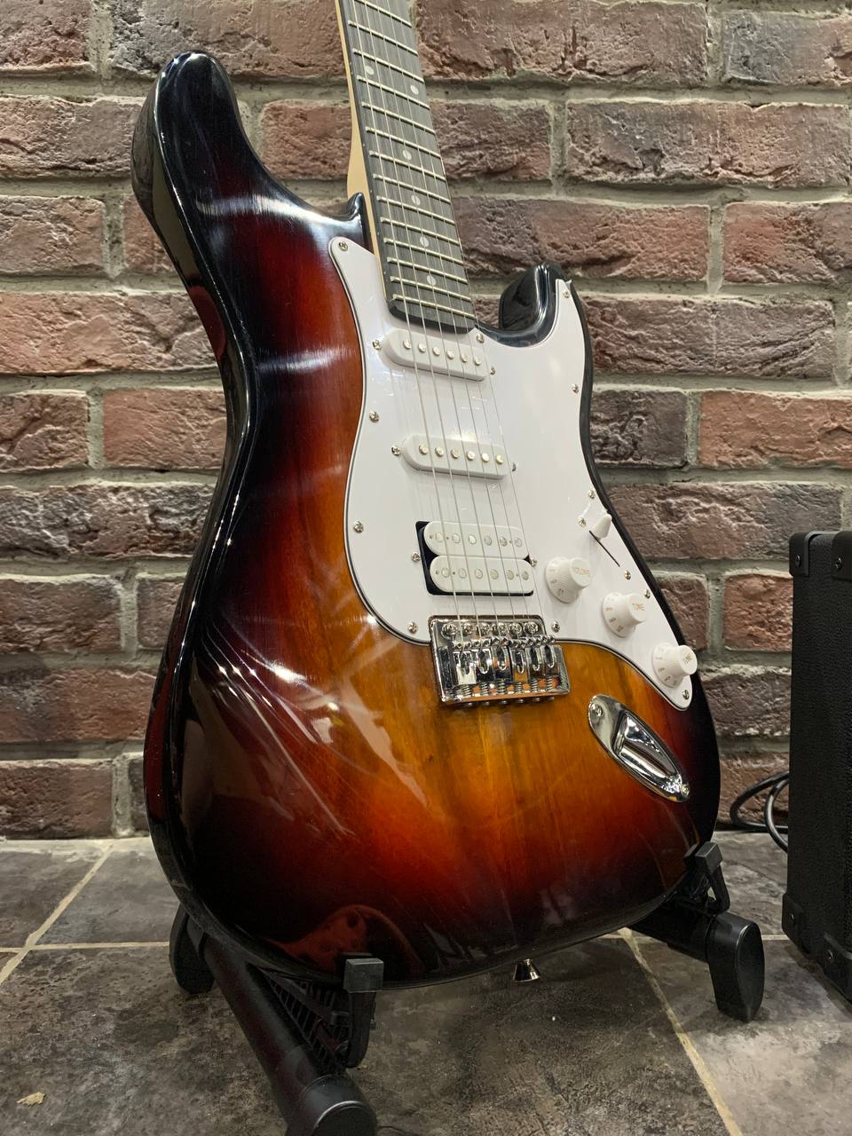 Электрогитара Stratocaster c Комбоусилителем 10 ват (комплект) - изображение 3