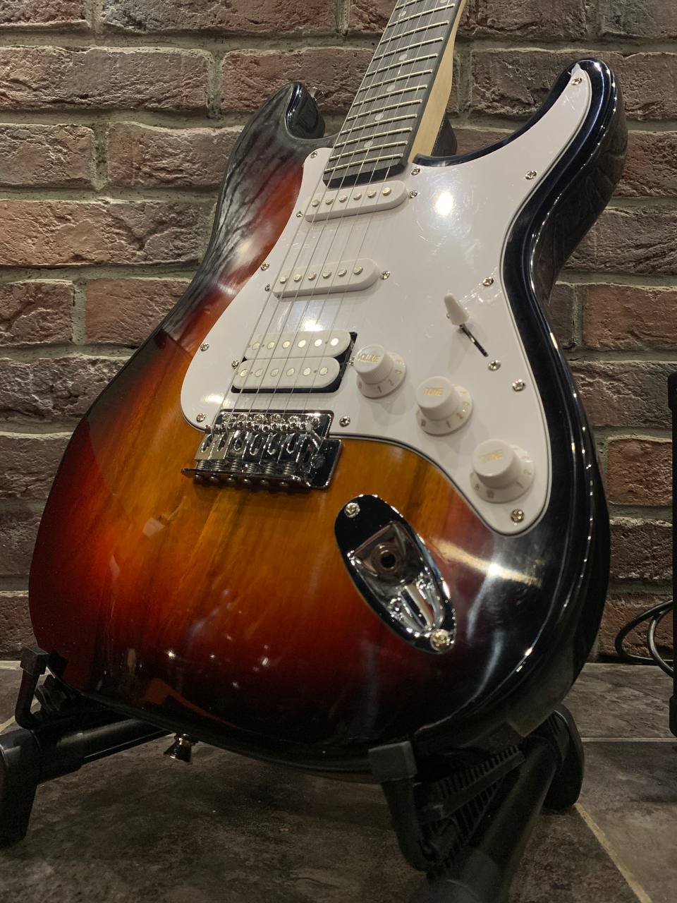 Электрогитара Stratocaster c Комбоусилителем 10 ват (комплект) - изображение 7